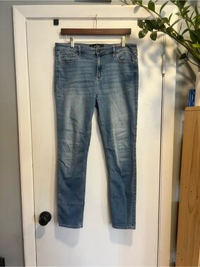 Hollister Women’s Light Wash high rise Super Skinny Jeans